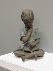 Harasimowicz ogrody - Figura z brązu - chłopiec czytający książkę (symbol produktu AN 1561BRW-V wymiary 40x28x25)